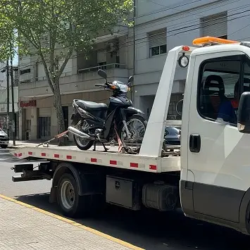 Grúa estacionada con una moto sobre la plancha en calle de Tolosa
