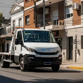 Grúa circulando por calle de la ciudad de La Plata